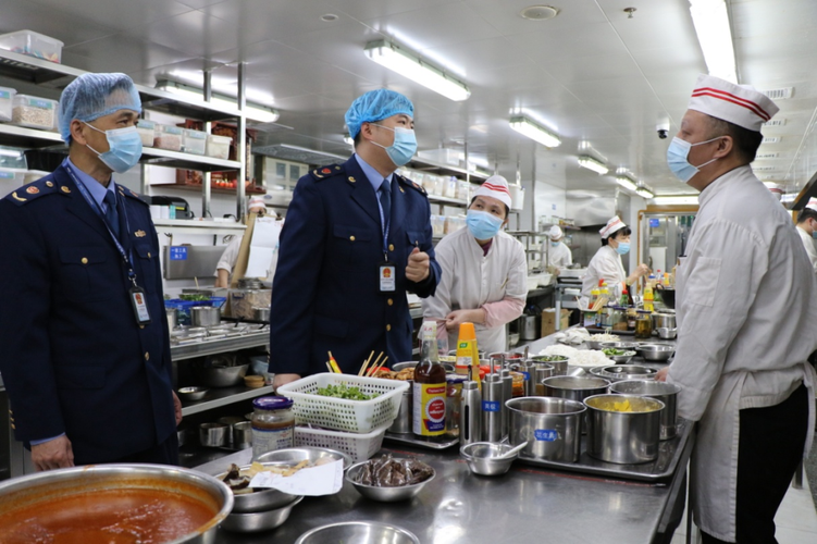 图为梧州市场监管执法人员在餐饮服务经营单位开展检查